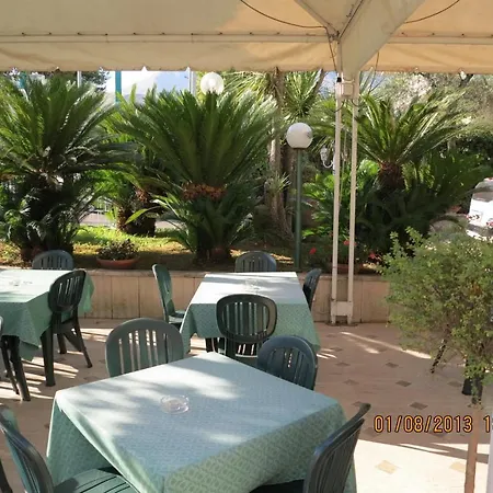 Hotel Little Garden 2*